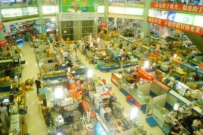 實(shí)拍深圳賽格寶安電子城室內(nèi)景觀, 似乎難見(jiàn)以往的熱鬧場(chǎng)景了